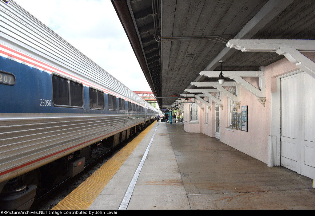 Amtrak Train # 98 at WPB-looking north